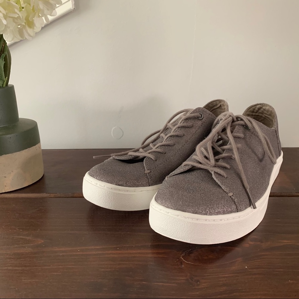 NWOT TOMS Lenox Silver Metallic Leather Sneaker